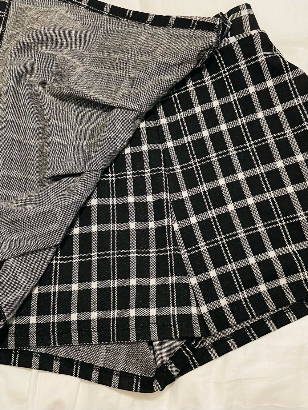 Hollister Black and White Plaid Ultra High-Rise Skort - Picture 8 of 8
